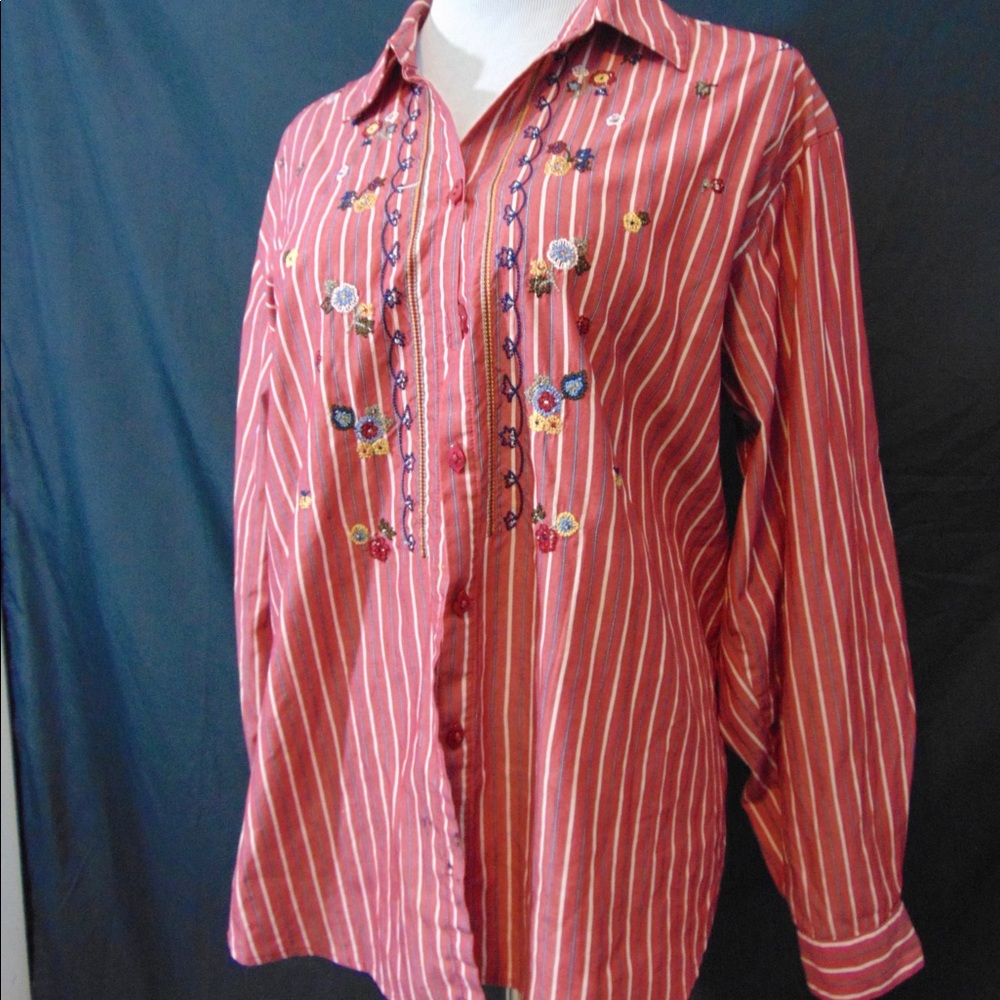 Vintage hand-embroidered button up